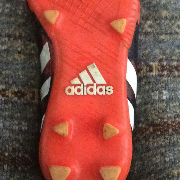 Boys Predator cleats - Picture 3 of 4